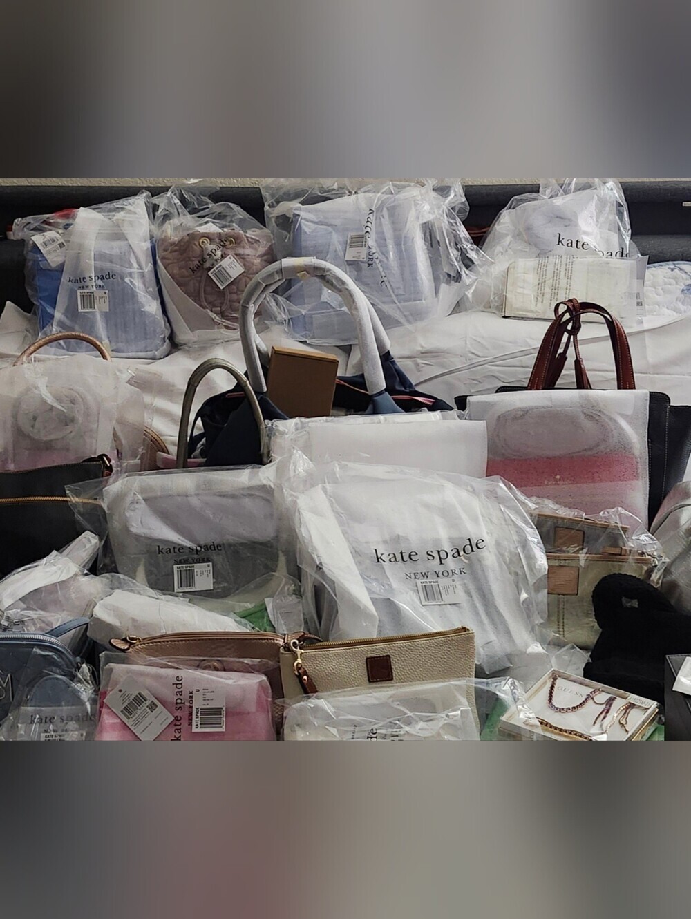 ✨FREE WALLET W/ANY handbag purchased at its listed PRICE FESTIVE HANDBAG BLOWOUT
